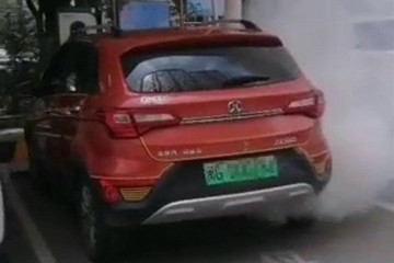 北汽新能源車充電站冒煙后爆炸 車體損毀嚴重
