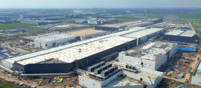 Завод Tesla в Шанхае продолжит набирать сотрудников и начнет производство Model Y в начале следующего года.