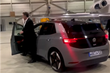 马斯克试驾友商纯电小车ID3称“相当不错”：大众董事长全程陪同