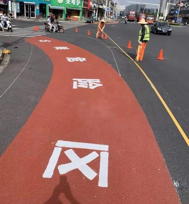 最新路面標(biāo)志，“右轉(zhuǎn)危險區(qū)”認(rèn)識一下！
