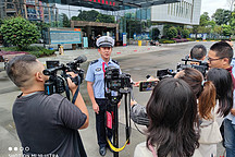 成都私家车让道消防车 引各地消防“列队”感谢