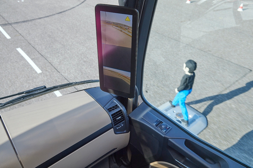 03. 通過車輛轉(zhuǎn)向角度，主動式車側(cè)區(qū)域保護(hù)輔助系統(tǒng)能夠判斷制動操作的必要性，盡量降低可能發(fā)生碰撞的風(fēng)險(xiǎn).jpg