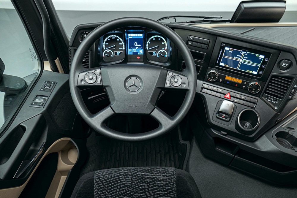 06. Actros F提供多媒體互動駕駛艙、動力系統(tǒng)預(yù)見性巡航等多種可選配置.jpg