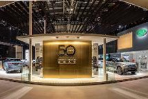 捷豹路虎震撼亮相 揽胜50周年风云纪念版北京车展上市