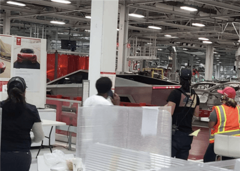 特斯拉Cybertruck惊现加州工厂:造型犀利惊到周遭工人