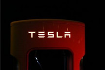 疯狂的散户：“大空头”做空特斯拉，我“扎小人”诅咒他