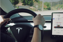马斯克考虑向其他车企授权FSD软件，引车主不满