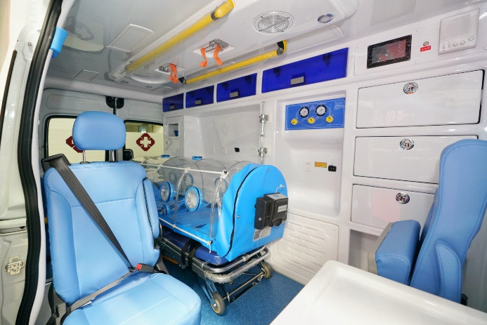 上汽集团携手上海烟草集团向宁夏捐赠上汽大通MAXUS V80负压型救护车