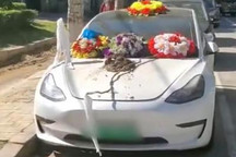 沈阳一男子摆花圈维权 特斯拉官方回复