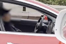 一特斯拉疑似早高峰开自动驾驶辅助睡觉