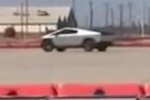 曝Cybertruck原型车配备传统后视镜