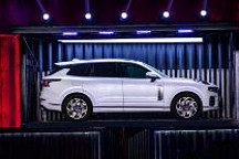 领克五周年之际，全系电驱化的旗舰SUV领克09与丰田、大众展开竞