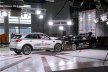 红旗H9、HS5顺利通过全球首次公开双车高速追尾碰撞测试
