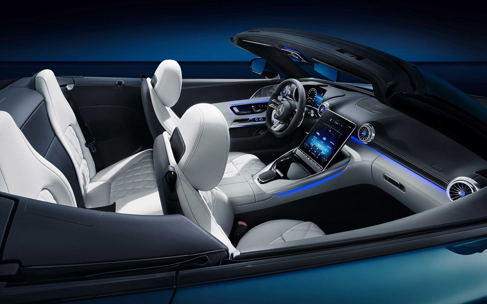 11.全新AMG SL敞篷跑車(chē)采用全新設(shè)計(jì)的2+2座椅布局，雙門(mén)四座的造型在重塑經(jīng)典的同時(shí)兼顧日常出行需要.jpg