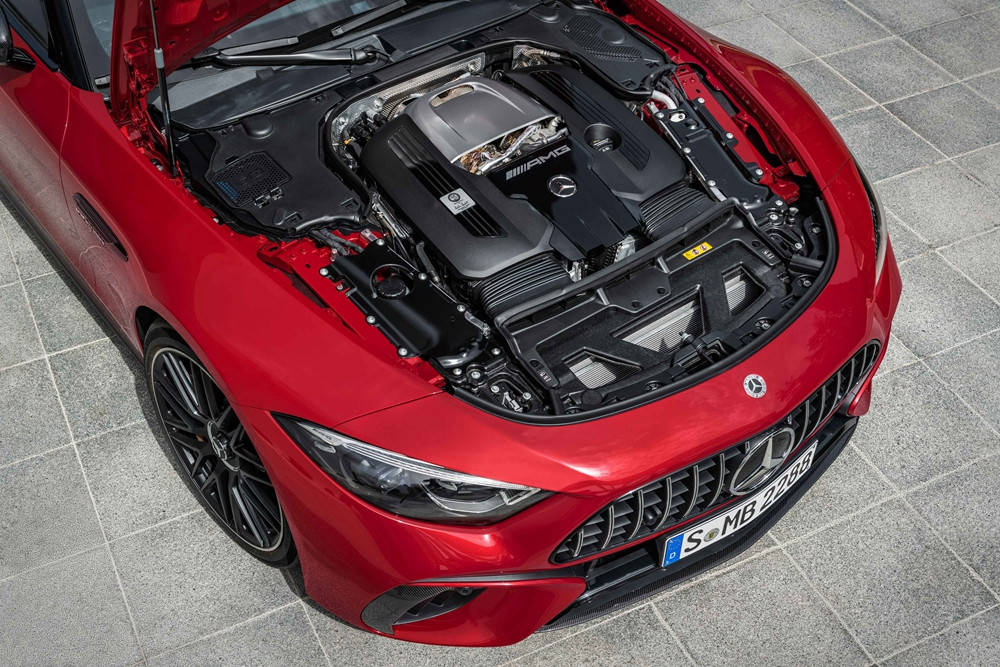 08.全新AMG SL敞篷跑車(chē)提供包括搭載4.0升8缸雙渦輪增壓發(fā)動(dòng)機(jī)在內(nèi)的多個(gè)動(dòng)力版本車(chē)型，可迸發(fā)高達(dá)430千瓦的最大功率和800?！っ椎姆逯蹬ぞ?jpg