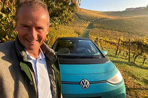 10月比亚迪狂销8万辆，岚图提车要等一个月，传统车企开始反击了？