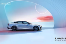 长安UNI-V把升降尾翼，轿跑车型全部安排