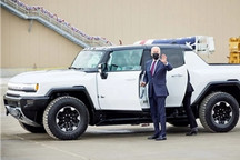拜登试驾致预订量上涨，悍马电动皮卡将于12月交付