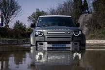 试驾 | 路虎卫士家族：硬汉穿上燕尾服，拿起香槟杯