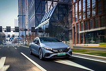 奔驰EQS售价超百万遭网友疯狂吐槽，有人却默默下单了