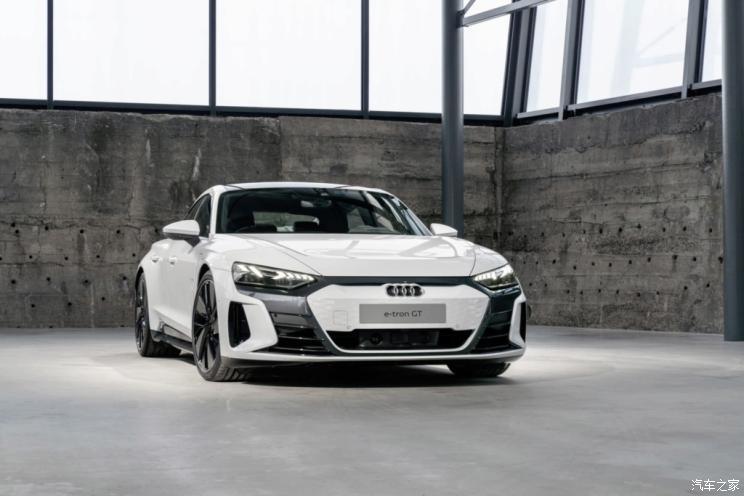 В сеть попали официальные изображения серийной версии Audi e-tron GT