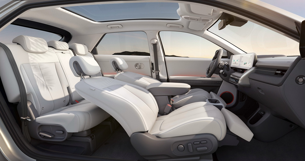 3.IONIQ(艾尼氪)5擁有寬敞舒適可定制的車內(nèi)空間.jpg