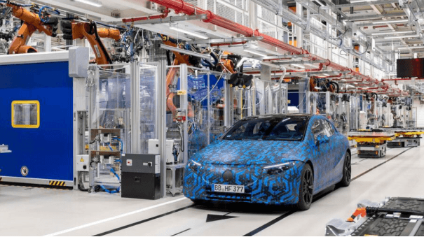 Завод в штаб-квартире Daimler переходит на электропривод и перемещает систему внутреннего сгорания Производство двигателей