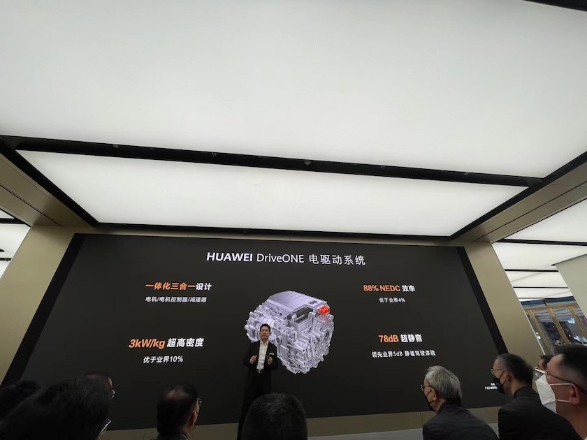Cyrus Huawei Smart Selection SF5 доступен во флагманском магазине Huawei и будет продаваться через розничные каналы Huawei.
