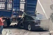 广东一特斯拉Model 3追尾货车！现场太惨烈