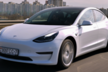 特斯拉追尾货车后司机逝世！亲友：车辆购置不满5个月