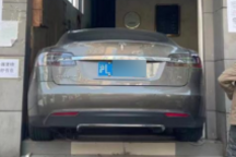 上海一蓝牌特斯拉冲进宾馆大门！网友：“刀法太精准”