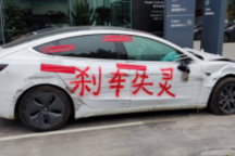 男车主起诉特斯拉车顶维权女车主 她维权自己被歧视！网友评论一边倒