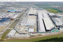 传特斯拉暂停扩建上海工厂 打算限制中国产量