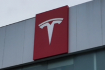 车主曝Model 3挂倒挡车往前开！特斯拉售后：可以忽略不计