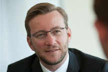 芯片短缺将致今年车企收入损失1100亿美元，减产390万辆汽车