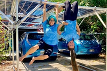 美國學生研發太陽能移動車棚 可給電動汽車充電