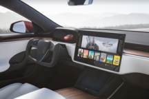 特斯拉“蝶形”方向盘上手视频 网友：这操作无语到家