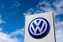 全球车企“脱碳内卷”加速？大众最早2033年将在欧洲淘汰内燃机汽车