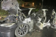 马斯克吹上天的特斯拉新款车发生自燃 车主死里逃生