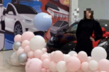 特斯拉又被曝“刹车失灵” 女车主被气哭三次