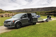 NHTSA调查道奇和克莱斯勒小型厢式车电动滑门问题