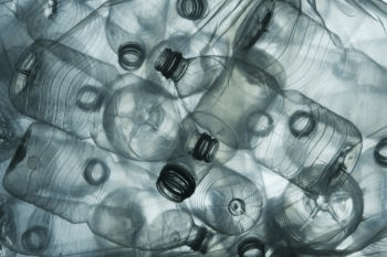 Исследовательская группа перерабатывает пластиковые отходы в высокоэффективные машинные смазочные материалы
