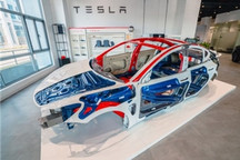 特斯拉临港“出道”周年，白车身惊喜亮相