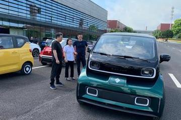 擦出新火花？李斌參觀上汽通用五菱