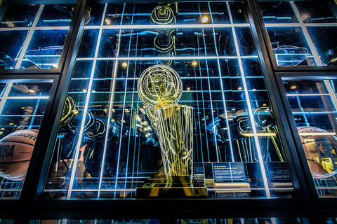 图4：NBA总冠军奖杯（奥布莱恩杯）在小鹏汽车联合展出.jpg