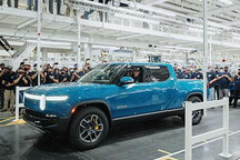 预计本月交付 首台量产RIVIAN R1T下线