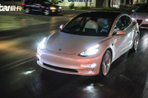 特斯拉见警车害怕？新系统似乎有待完善