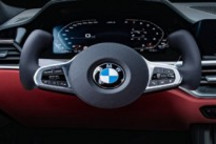 宝马全新方向盘曝光 酷似特斯拉矩形方向盘