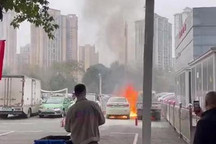 成都一网约车充电起火 引燃旁边特斯拉