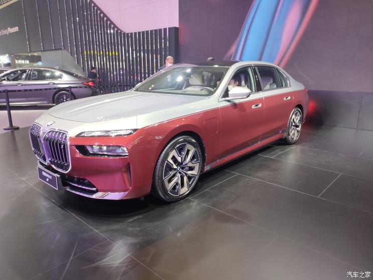 Тяньцзиньский автосалон 2022: официально представлен настоящий автомобиль BMW i7